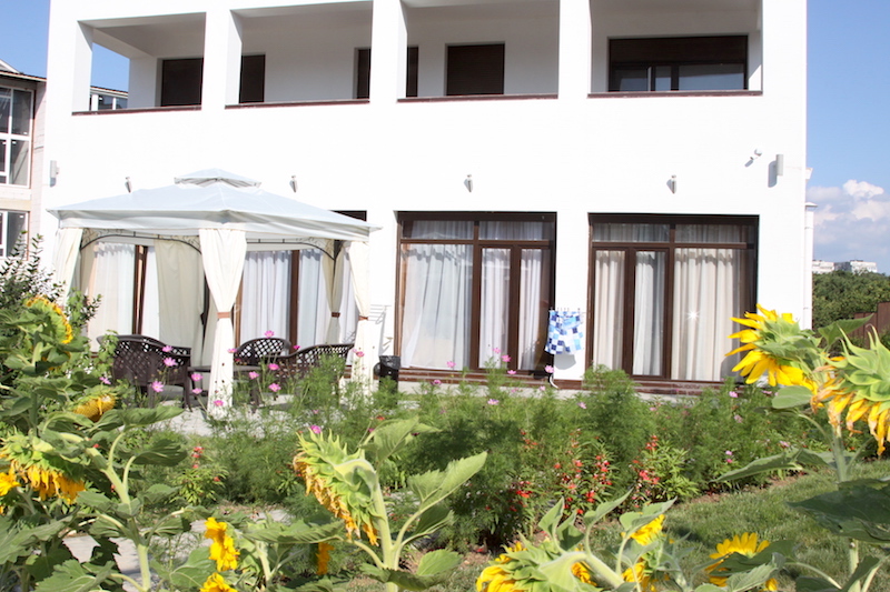 Отель  Вербена-Пляж в Севастополе, отдых в Учкуевке с бассейном